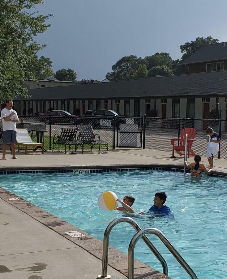 Vintage Block Inn & Suites Okoboji Esterno foto