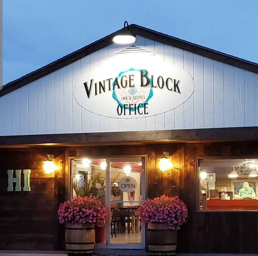 Vintage Block Inn & Suites Okoboji Esterno foto